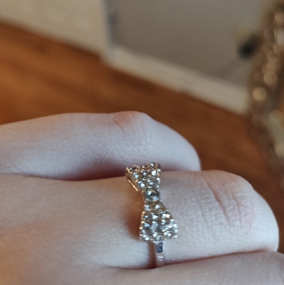 Silver rhinestone bow shaped ring - Picture 3 of 3